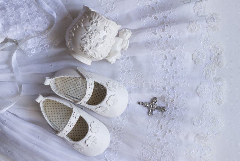 Taufbabyschuhe, Taufschale und Kristallkreuz pendan stockfotos Taufbabyschuhe, Taufschale und Kristallkreuz pendan stockfotos