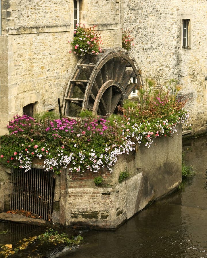 Tausendstel Whell mit Blumen, Frankreich stockbild Tausendstel Whell mit Blumen, Frankreich stockbild