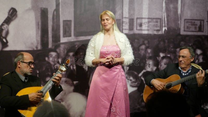 Tavira, Португалия, 16-ое марта 2018 - концерт фаду с молодой певицей и 2 музыкантами в театре „com Historia фаду „ стоковые фотографии rf Tavira, Португалия, 16-ое марта 2018 - концерт фаду с молодой певицей и 2 музыкантами в театре „com Historia фаду „ стоковые фотографии rf