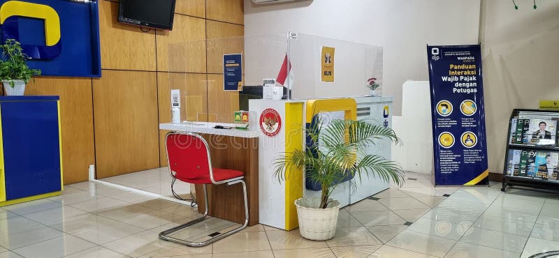 Tavola da banco per il servizio in multiplex con finitura hpl colorata, come il giallo blu bianco acrilico. fotografie stock libere da diritti