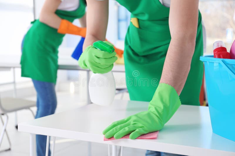 Tavola dell'ufficio di pulizia del giovane immagini stock libere da diritti Tavola dell'ufficio di pulizia del giovane immagini stock libere da diritti
