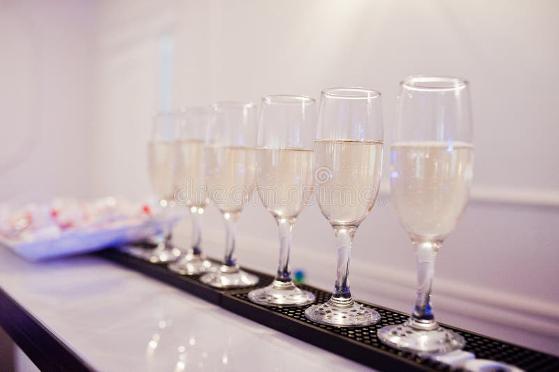 Tavola di champagne deserta al ricevimento delle nozze fotografia stock libera da diritti Tavola di champagne deserta al ricevimento delle nozze fotografia stock libera da diritti