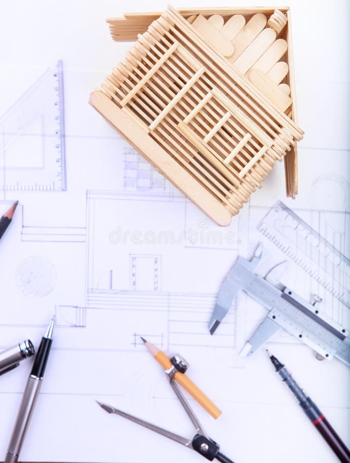 Tavola di funzionamento dell'architetto con il modello della casa di piano e il instrum di scrittura immagini stock Tavola di funzionamento dell'architetto con il modello della casa di piano e il instrum di scrittura immagini stock