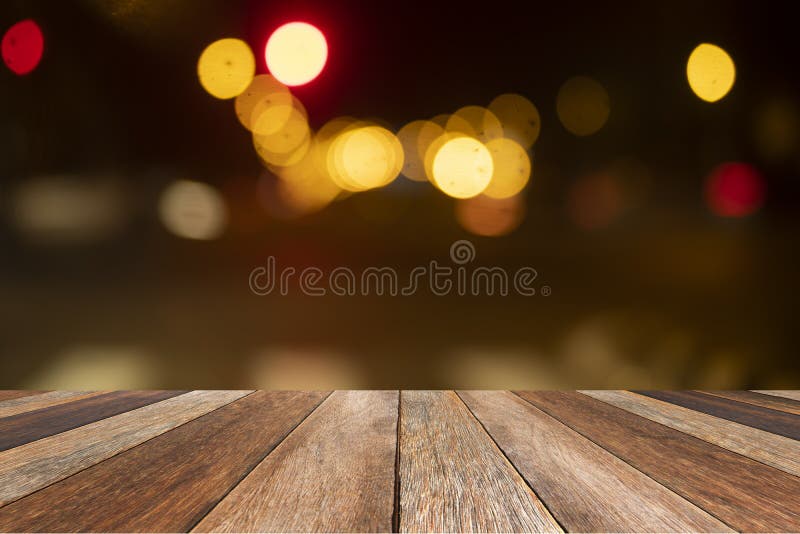 Tavola di legno di marrone nel fondo leggero del bokeh vago parte anteriore strutturato, per il prodotto di presentazione, falso immagine stock Tavola di legno di marrone nel fondo leggero del bokeh vago parte anteriore strutturato, per il prodotto di presentazione, falso immagine stock