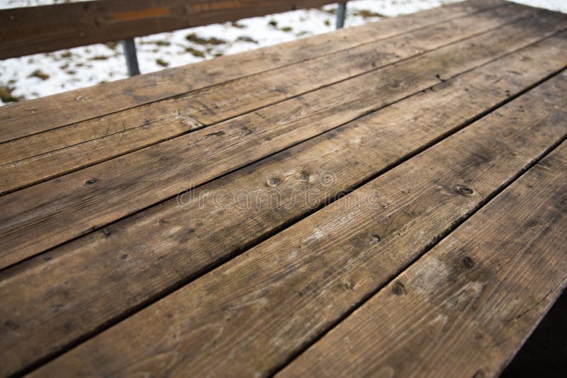 Tavola di legno vuota con il bokeh della neve per una struttura di picnic dell'alimento o di approvvigionamento fotografia stock Tavola di legno vuota con il bokeh della neve per una struttura di picnic dell'alimento o di approvvigionamento fotografia stock