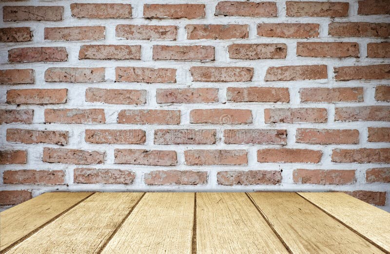 Tavola di legno vuota sopra il fondo del muro di mattoni, esposizione del prodotto immagine stock libera da diritti Tavola di legno vuota sopra il fondo del muro di mattoni, esposizione del prodotto immagine stock libera da diritti