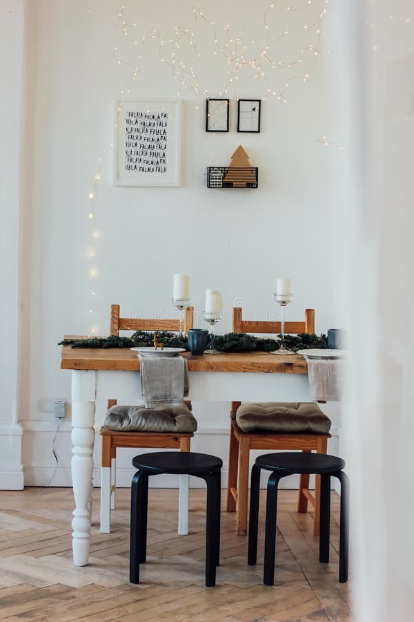 Tavola festiva, decorazione minimalistic di Natale Interi scandinavo fotografia stock Tavola festiva, decorazione minimalistic di Natale Interi scandinavo fotografia stock