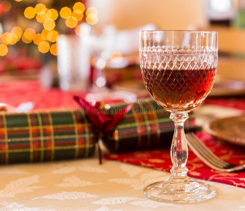 Tavola inglese di Natale con il vetro dello sherry fotografia stock libera da diritti Tavola inglese di Natale con il vetro dello sherry fotografia stock libera da diritti
