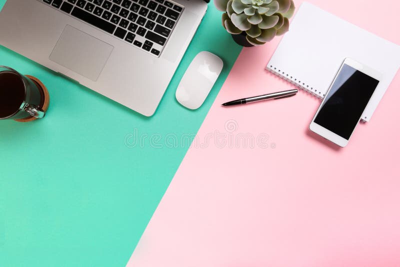 Tavola pastello della scrivania con il computer portatile ed i rifornimenti Vista superiore con lo spazio della copia, disposizio immagini stock libere da diritti Tavola pastello della scrivania con il computer portatile ed i rifornimenti Vista superiore con lo spazio della copia, disposizio immagini stock libere da diritti