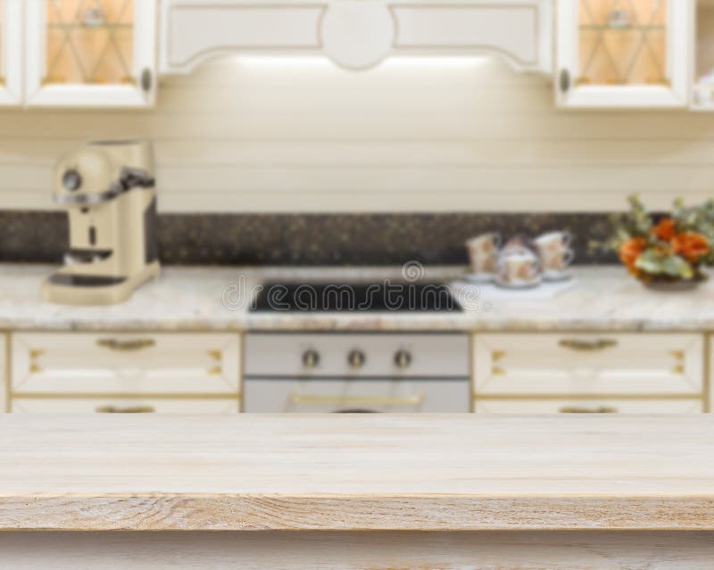Tavola strutturata di legno sopra il fondo vago dell'interno della stufa di cucina fotografie stock libere da diritti Tavola strutturata di legno sopra il fondo vago dell'interno della stufa di cucina fotografie stock libere da diritti