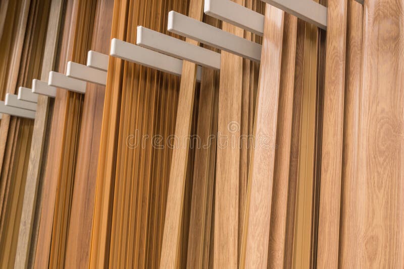 Tavole per la cernita dei pavimenti di diverse sfumature marroni e beige per legno, in piedi verticalmente in file, separate da d fotografia stock