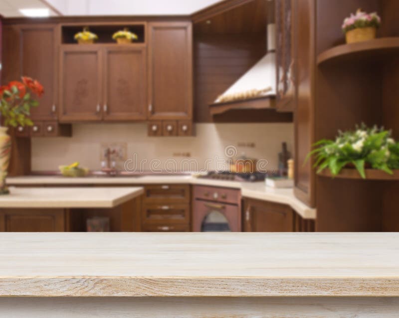Tavolo da pranzo sul fondo marrone vago dell'interno della cucina fotografie stock libere da diritti Tavolo da pranzo sul fondo marrone vago dell'interno della cucina fotografie stock libere da diritti