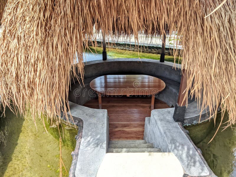 Tavolo di legno marrone all'interno del gazebo