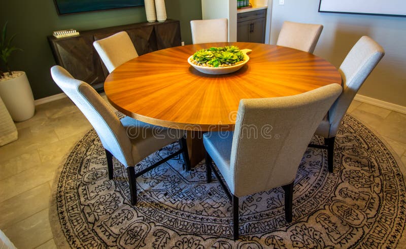 Tavolo unico per sale da pranzo in legno rotondo immagine stock