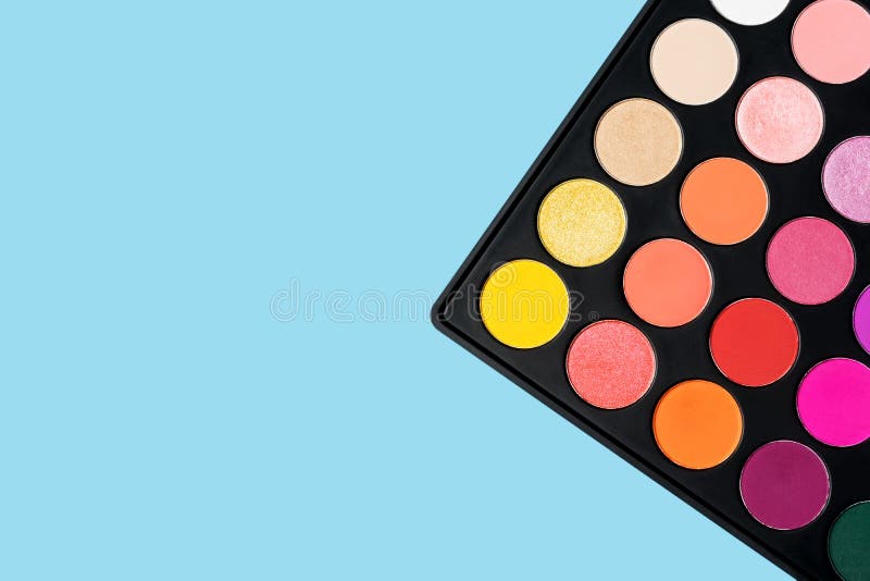Tavolozza di plastica nera brillantemente del colorato di ombretto giallo, rosso, rosa, arancio disposto nell'angolo del fondo pa fotografia stock Tavolozza di plastica nera brillantemente del colorato di ombretto giallo, rosso, rosa, arancio disposto nell'angolo del fondo pa fotografia stock