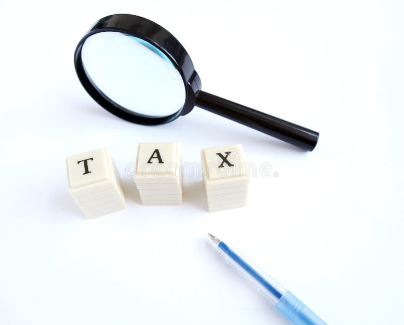 Imagen de una palabra impuesto espelta afuera en bloques, interesado lupa vaso bolígrafo, sobre el de el estudio acerca de impuesto.