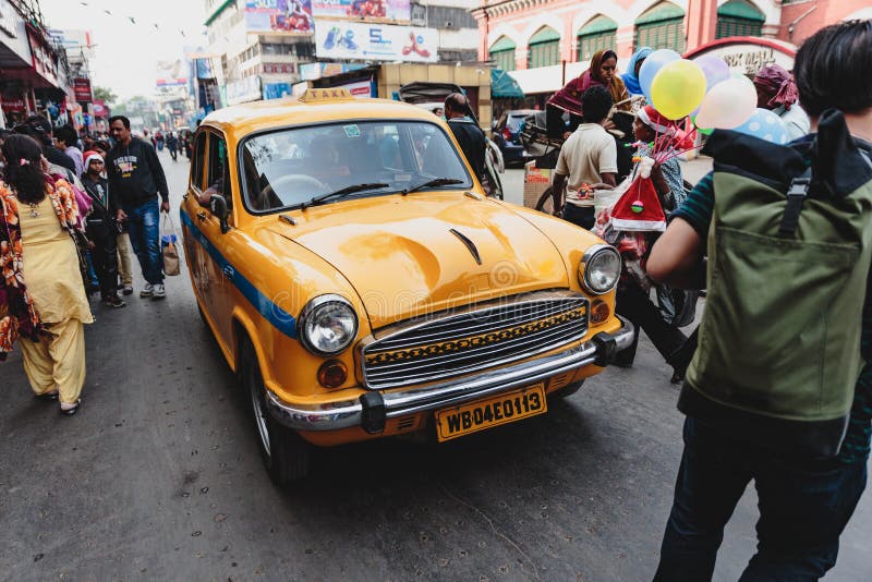 Taxi amarillo del vintage en Kolkata, la India