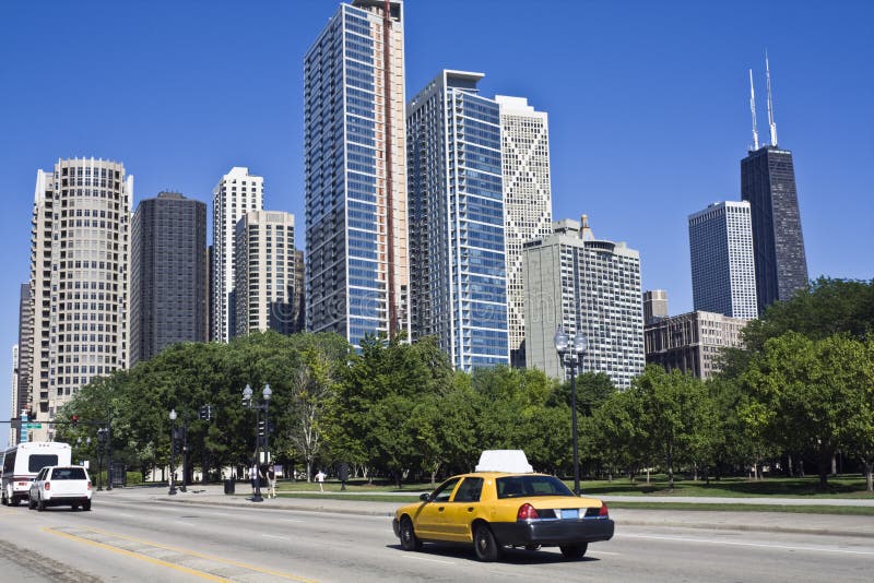 Taxi amarillo en Chicago céntrica imagen de archivo