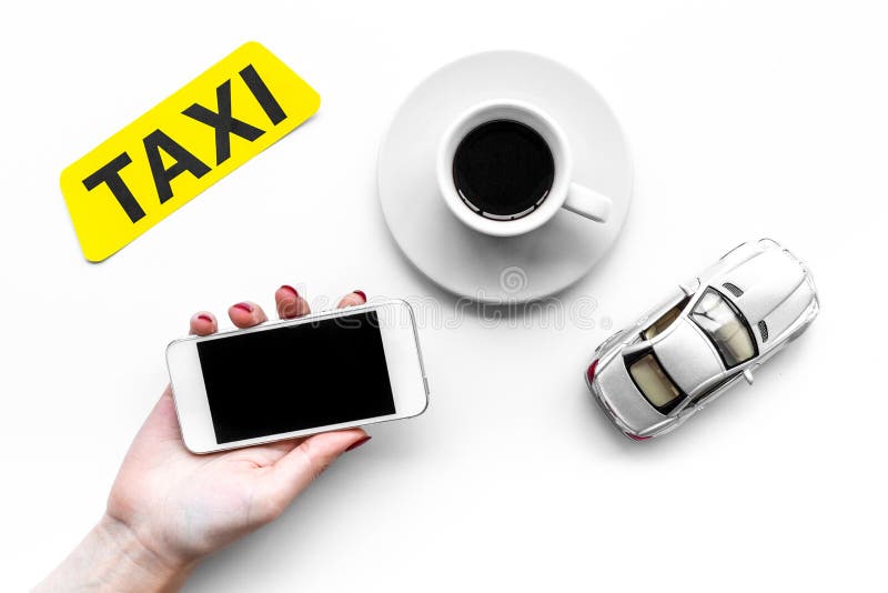 Taxi d'ordre en ligne Téléphone portable de prise de main près du label de taxi, jouet de voiture sur la vue supérieure de fond b photo stock Taxi d'ordre en ligne Téléphone portable de prise de main près du label de taxi, jouet de voiture sur la vue supérieure de fond b photo stock