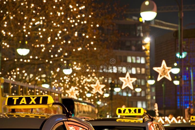 Taxi la nuit photographie stock libre de droits Taxi la nuit photographie stock libre de droits