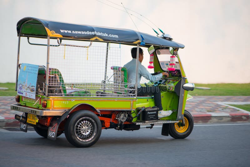 Taxi tailandese o Tuk-Tuk sulla strada a Bangkok, Tailandia immagini stock Taxi tailandese o Tuk-Tuk sulla strada a Bangkok, Tailandia immagini stock