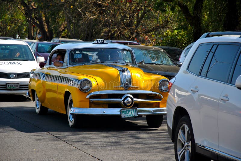 Taxi viejo que circula alrededor de la ciudad grande imagen de archivo libre de regalías Taxi viejo que circula alrededor de la ciudad grande imagen de archivo libre de regalías