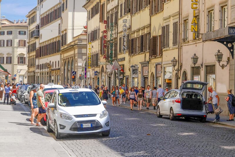 Taxi Dans La Ville De Florence, Italie Photo éditorial - Image du main