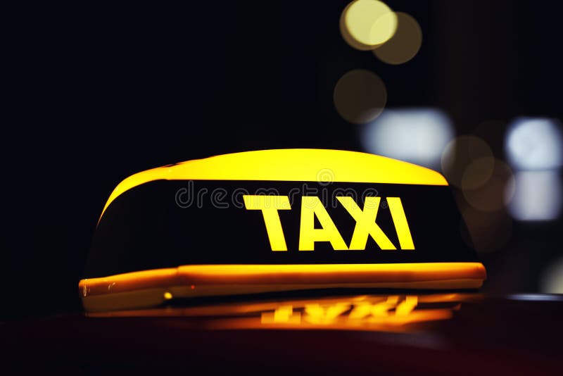 Gelbe Taxi-Schild Auf Dem Auto Am Abend Oder In Der Nacht