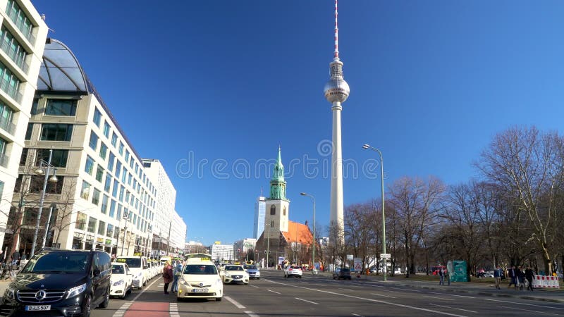 Taxis på karl liebknecht strasse nära berliner fernsehturm-tv-tornberlin germany