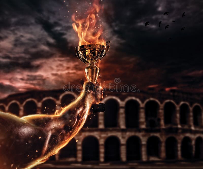 Taza ardiente muscular del trofeo de la tenencia de brazo del hombre, colosseum antiguo o fotos de archivo Taza ardiente muscular del trofeo de la tenencia de brazo del hombre, colosseum antiguo o fotos de archivo