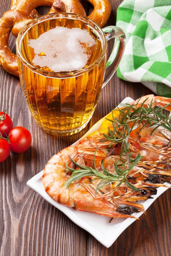 Taza asada a la parrilla de los camarones, del pretzel y de cerveza imagen de archivo Taza asada a la parrilla de los camarones, del pretzel y de cerveza imagen de archivo