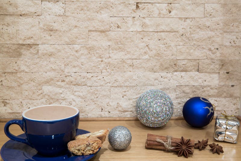 Taza azul con el chocolate caliente, las galletas y los decoros de plata de la Navidad fotografía de archivo Taza azul con el chocolate caliente, las galletas y los decoros de plata de la Navidad fotografía de archivo