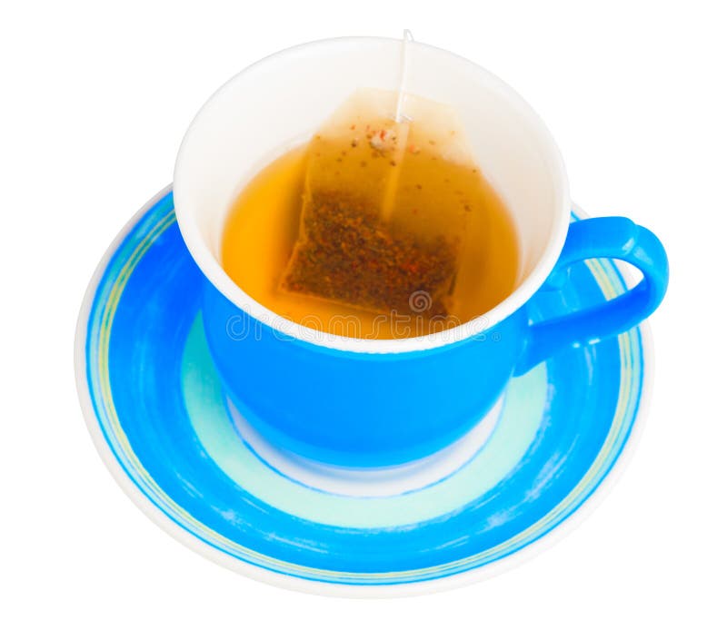 Taza azul con un bolso de té aislado en blanco imagenes de archivo