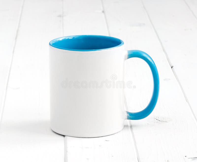 Taza blanca con el interior azul marino en una tabla fotos de archivo libres de regalías Taza blanca con el interior azul marino en una tabla fotos de archivo libres de regalías