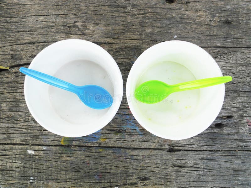 Taza blanca de helado con una cuchara imagenes de archivo Taza blanca de helado con una cuchara imagenes de archivo