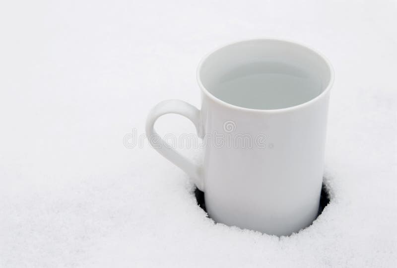 Taza blanca en nieve imagen de archivo Taza blanca en nieve imagen de archivo