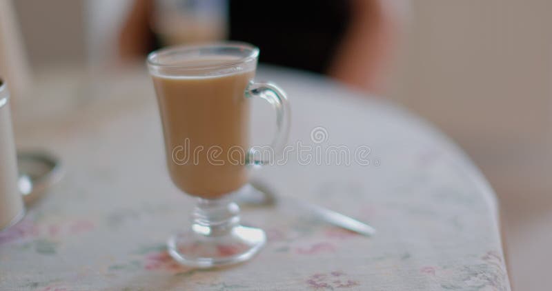 Taza con café caliente y foco selectivo de la leche