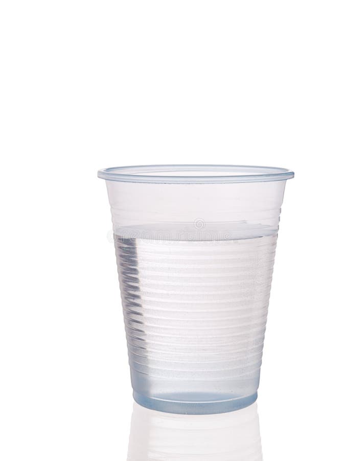 Taza de agua plástica imagen de archivo libre de regalías Taza de agua plástica imagen de archivo libre de regalías