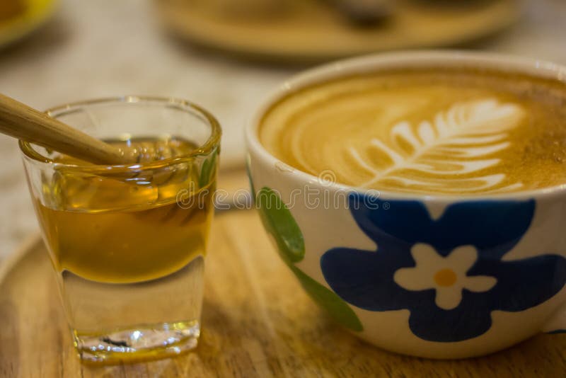 Taza de café con el modelo de la hoja en una taza blanca imagen de archivo libre de regalías Taza de café con el modelo de la hoja en una taza blanca imagen de archivo libre de regalías