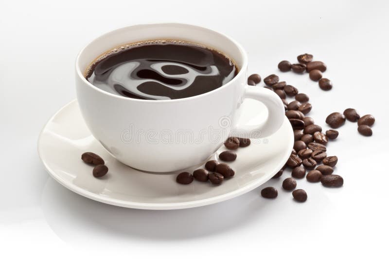 Taza de café con los granos de café