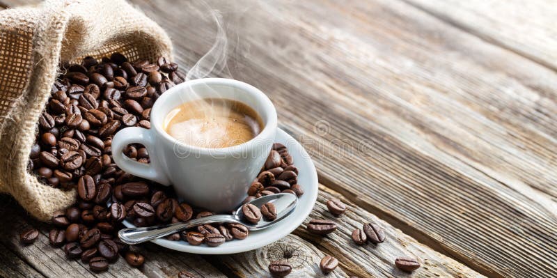 Taza de café del café express con las habas fotografía de archivo