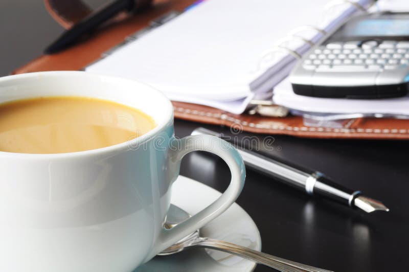 Taza de café en la oficina fotografía de archivo