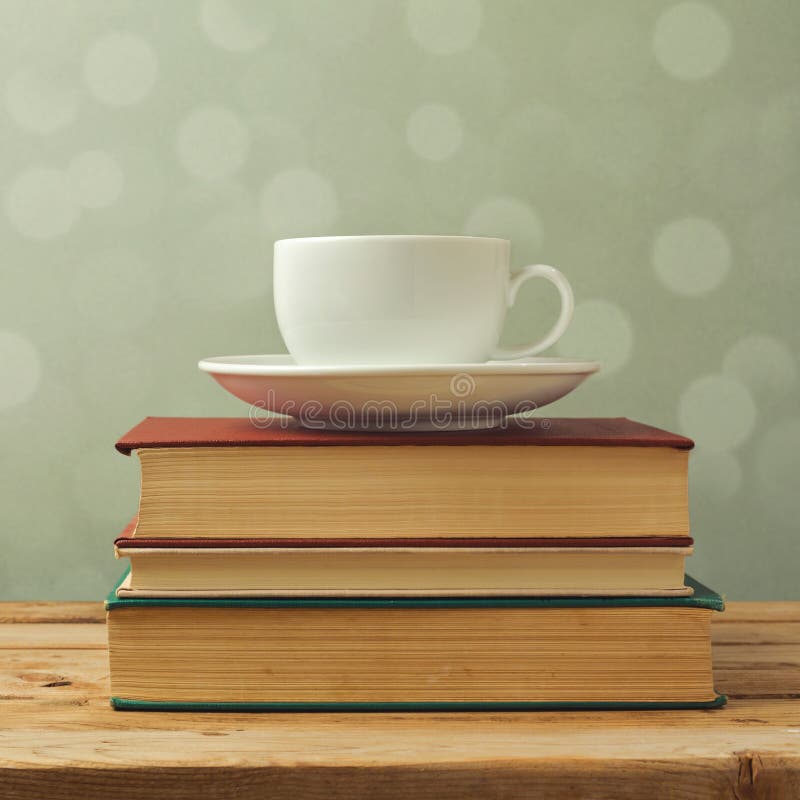 Taza de café en los libros viejos fotos de archivo libres de regalías Taza de café en los libros viejos fotos de archivo libres de regalías