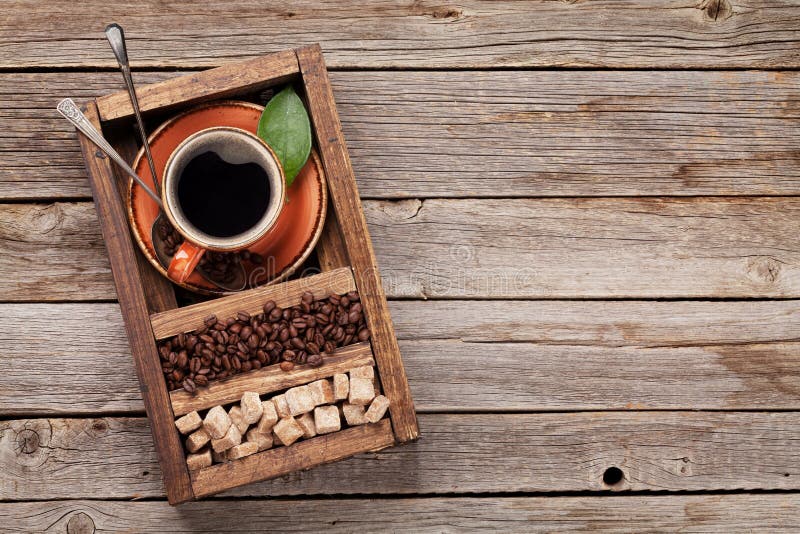 Taza de café, habas asadas y azúcar marrón foto de archivo libre de regalías Taza de café, habas asadas y azúcar marrón foto de archivo libre de regalías