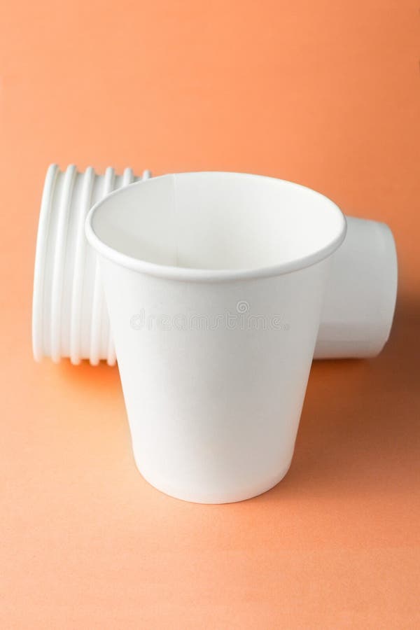 Taza de café para llevar en el fondo anaranjado, maqueta fotografía de archivo libre de regalías Taza de café para llevar en el fondo anaranjado, maqueta fotografía de archivo libre de regalías