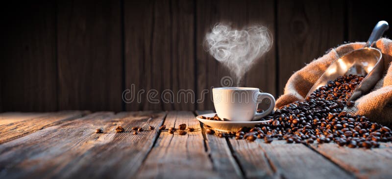 Taza de café tradicional con vapor en forma de corazón imágenes de archivo libres de regalías