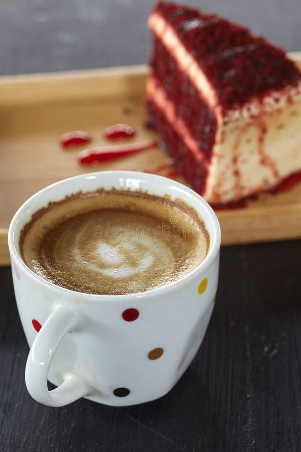 Taza de café y torta roja del terciopelo foto de archivo libre de regalías Taza de café y torta roja del terciopelo foto de archivo libre de regalías