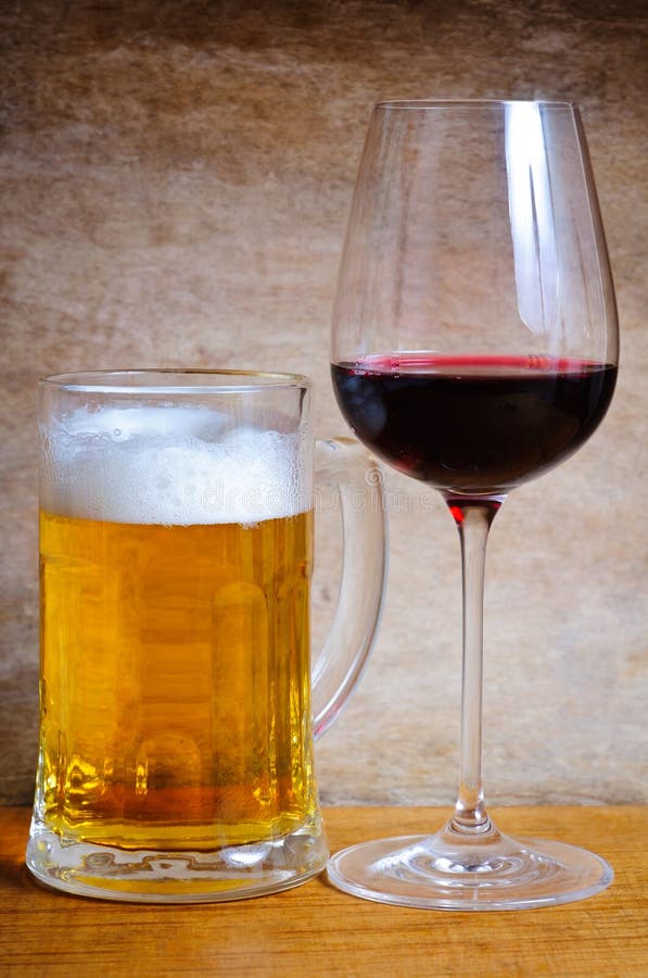 Taza de cerveza y vidrio de vino imagenes de archivo Taza de cerveza y vidrio de vino imagenes de archivo
