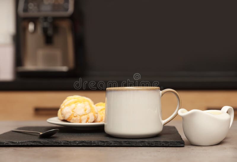 Sirviendo café en una taza desde una cafetera con granos de café Stock  Photo
