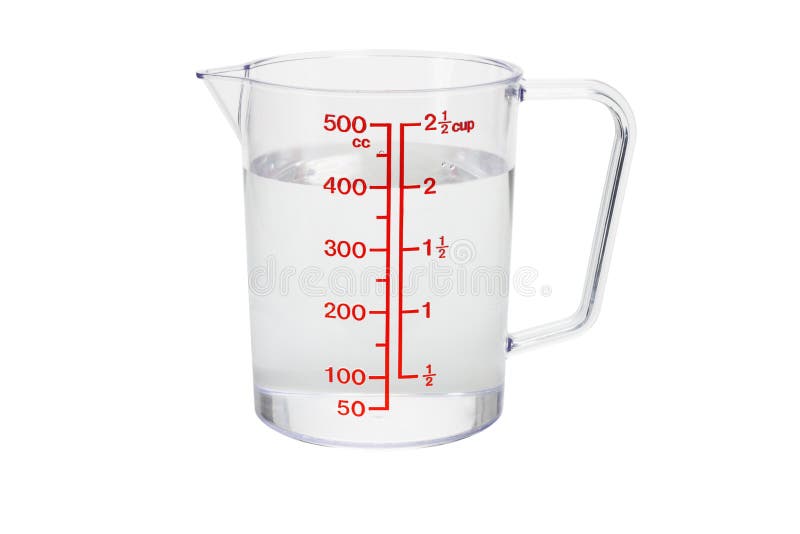 Taza de medición plástica de la cocina llenada de agua